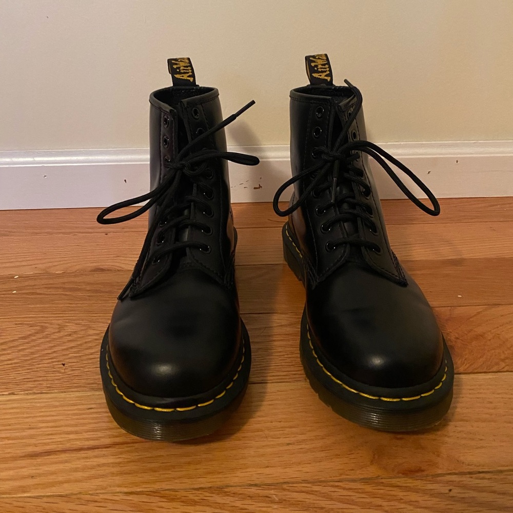 1460 SMOOTH LEATHER LACE UP BOOTS. Womens US size 8. Dr.Martens